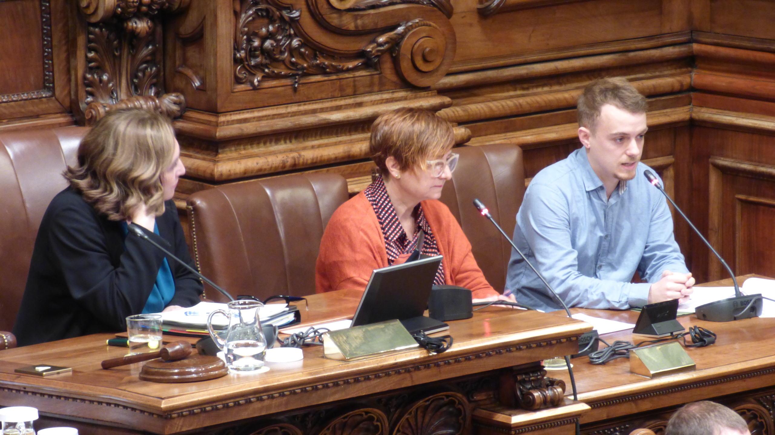 Els representants del Consell de Ciutat al plenari municipal amb l'Ada Colau.